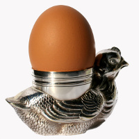 Oeuf sur coquetier poulette Oeuf sur coquetier poulette